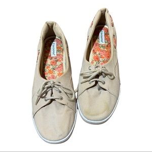 Grasshoppers Woman’s tan canvas casual lace up sneaker size 8 1/2M